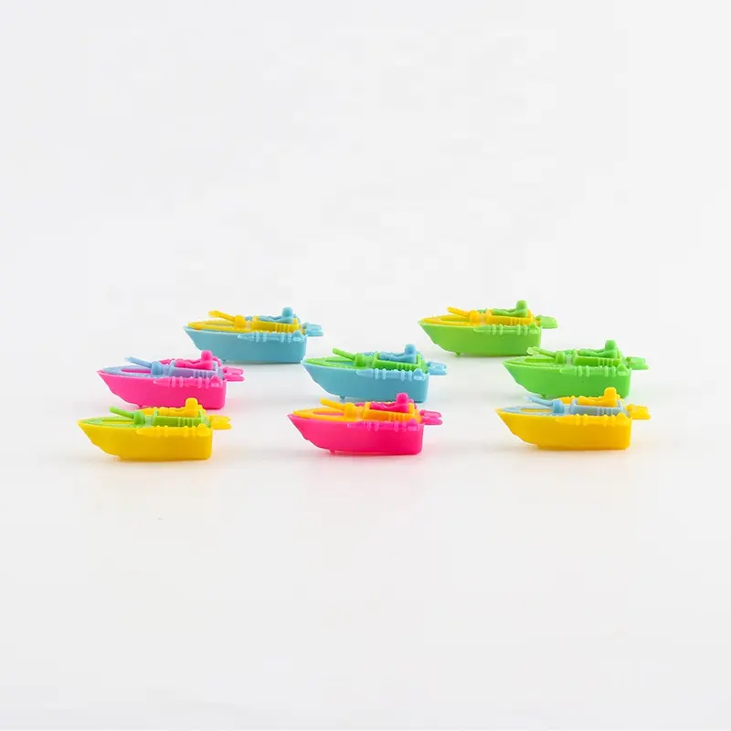 Novo Design Mini preço baixo plástico barco brinquedos para cápsula doces ovo