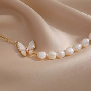 Bracelet en perles d'eau douce baroques naturelles, design élégant à motif papillon, bracelet en perles fait à la main - Product Image 4