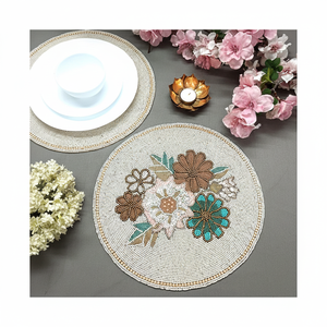 Napperon de fleurs faites à la main. - Product Image 1