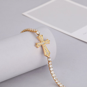Bracciale a croce di lusso squisito in acciaio inossidabile placcato oro 18 carati con zirconi cubici, bracciale tennis cristiano con croce tempestata di diamanti - Product Image 6