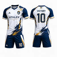 Ensemble uniforme de football pour hommes, short et t-shirt en tissu mesh personnalisé avec impression par sublimation intégrale