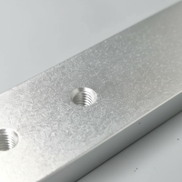 Bande de positionnement en aluminium anodisé argenté sur mesure avec trous taraudés, usinée CNC