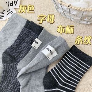 Chaussettes mi-mollet rayées grises pour femmes, respirantes, absorbant la transpiration, en fibre de polyester, pour l'automne et l'hiver - Product Image 3
