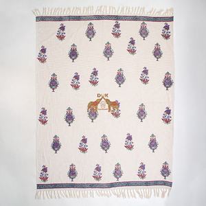 Couverture de canapé décorative personnalisée en coton biologique, faite à la main, avec impression de blocs floraux - Product Image 5