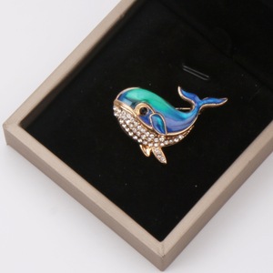 Broche de Golfinho em Liga Metálica com Efeito Gota de Óleo, Estilo Desenho Animado, Criativo, em Formato de Baleia, Elegante e Versátil, Acessório de Alfinete Animal para Mulheres - Product Image 3