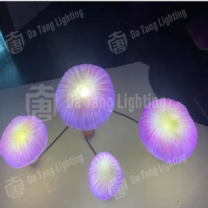 Lampe LED décorative en forme de champignon flottant violet avec résine peinte à la main pour la décoration de jardin, de parc et de paysage - Product Image 3
