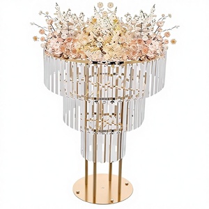 Moderno Supporto per Fiori da Matrimonio a 3 Livelli con Design Sospeso, Decorazione <span class=keywords><strong>in</strong></span> Metallo Dorato e <span class=keywords><strong>Cristallo</strong></span> - Product Image 1