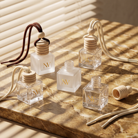 Diffuseur de parfum pour voiture en verre carré avec bouchon à vis en bois et cordon de suspension