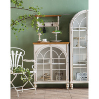 Europäische Retro Vitrine aus massivem weißem Holz mit Türen, Bogen-Schaukasten für Wohnzimmer, Vintage Sideboard, Glas-Weinschrank