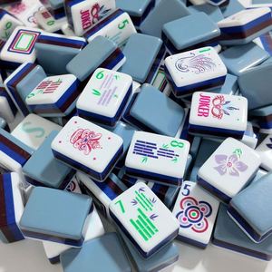Tuiles de Mahjong Américain en Acrylique Durable à Quatre Couches, Personnalisées et Sculptées, pour Jeux d'Échecs d'Intérieur Professionnels - Vente en Gros - Product Image 1