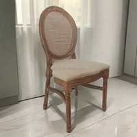 Chaise d'Allée Vintage Française en Bois Massif avec Dossier en Rotin Empilable – Luxe, Extérieur, Événements, Hôtels, Salles, Restaurants – Vente en Gros