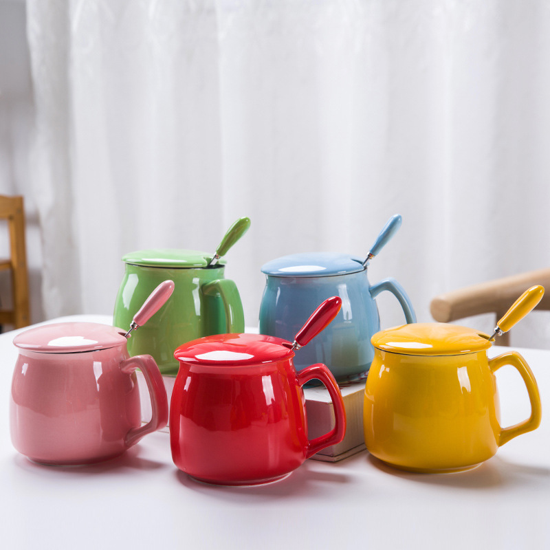 Taza de colores con tapa