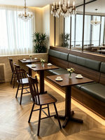 Ensemble de tables et chaises de restaurant en bois massif vintage pour hôtel, café commercial, design rond/carré antique