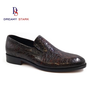 Chaussures habillées pour hommes sur mesure, décontractées et formelles, en cuir véritable verni rouge foncé, à enfiler, confortables, légères, design original - Product Image 1