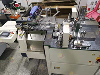 Machine à enfiler entièrement automatique à double étiquette volante machine à ficelle d'étiquettes volantes avec oeillet