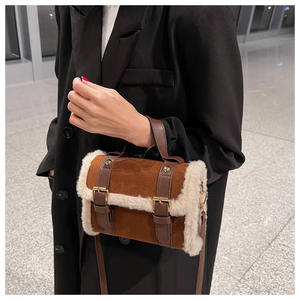 Bolso de mano de piel sintética de <span class=keywords><strong>alta</strong></span> calidad, pequeño bolso cruzado de felpa suave a la moda europea y americana, para invierno - Product Image 5