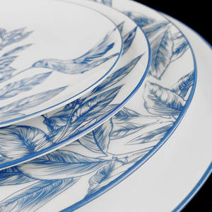 Venta al por mayor Vintage Azul Floral Decoración Country Style Bone China Cargador Platos Cena Plato Set - Product Image 5