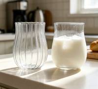 Verre de dégustation à nervures verticales de style tulipe ; Fabriqué en verre borosilicate résistant à la chaleur ; Design minimaliste adapté aux lattes