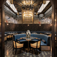 Canapé banquette moderne industriel en cuir bleu capitonné, chaise en rotin à structure métallique, table en marbre pour restaurant, hôtel, steakhouse