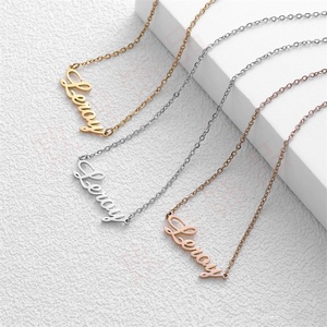 <span class=keywords><strong>Collier</strong></span> personnalisé en acier inoxydable plaqué or 18 carats avec initiales et nom <span class=keywords><strong>Collier</strong></span> à pendentif avec plaque signalétique de l'alphabet pour femmes - Product Image 4