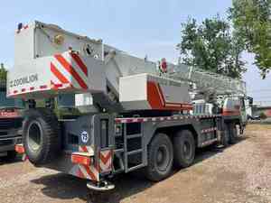 Grúa sobre Camión ZOOMLION QY50V Usada de 50 Toneladas de Buena Calidad para Construcción de Ingeniería - Product Image 2