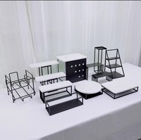 Présentoir à desserts pour la pause thé noir, en marbre avec structure en fer forgé, finition argentée, pour une mise en scène de table de thé de l'après-midi haut de gamme et décorative