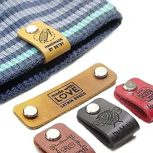 ECO Custom lembut Pu Tag Logo Label pakaian Beanie merajut Laser kulit imitasi Crochet Tag dengan logam keling