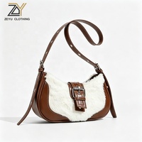 Tas Selempang Wanita Zeyu dengan Dekorasi Gesper, Bahan Kulit PU dan Bulu Imitasi, Tali Selempang yang Dapat Disesuaikan, Warna Blok Retro, Tas Hobo Bawah Lengan, Tas Tangan Bulu Imitasi Ramah Lingkungan