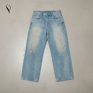 ヴィンテージウォッシュ加工のストレートレッグジーンズ、ダメージ加工とリップド加工のデニム生地を使用、カジュアルでゆったりとしたレトロスタイル。 - Product Image 1