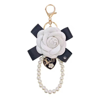 Gantungan Kunci Kulit PU Mutiara Elegan Motif Camellia Pita Buatan Tangan Liontin Tas Wanita Gantungan Kunci Bunga Kulit Pita
