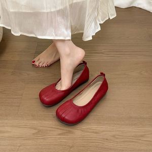 Chaussures en forme de sabot de cochon - Semelle plate, dessus en cuir souple, chaussure individuelle. Style une pièce. Chaussures rouges de style ballet, grande taille, à bout fendu. - Product Image 2