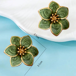 Boucles d'oreilles clous fleur émail vert alliage de zinc acier inoxydable pour femme, bijoux fantaisie, cadeau élégant style rétro - Product Image 4