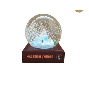 Oggetti artigianali in resina Snow Globe Souvenir elegante Design acqua e neve per l'arredamento della casa - Product Image 6