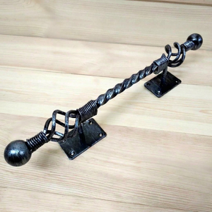 Décoration murale traditionnelle en fer forgé avec barres torsadées et extrémités sphériques pour clôtures, treillis et portails - Product Image 1