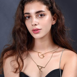 À la mode 26 lettre titane acier collier pour femmes Style européen américain prénom pendentif en acier inoxydable à la mode - Product Image 4