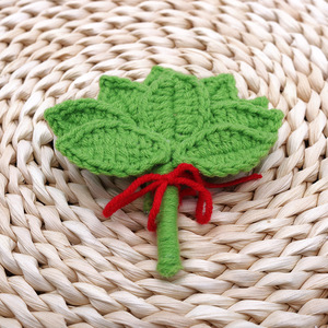 Colgante de hoja de pomelo tejido a mano, un sencillo artículo de hilo de ganchillo, un regalo para amigos o mejores amigos para alejar la mala suerte. - Product Image 2