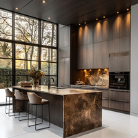 Cuisine modulaire sur mesure avec plan de travail en granit synthétique, finition grain de bois, îlot de cuisine pour villa et appartement