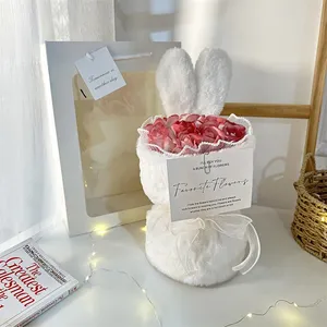 Bouquet de roses en savon avec oreilles de lapin en peluche – Cadeau floral pour anniversaire, mariage – Fleurs de savon roses et rouges – Bouquet floral en savon - Product Image 4
