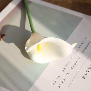 Mini-bouquet de lys calla longue durée pour mariage, fleurs en PU au toucher réel et d'aspect naturel pour la décoration de la maison, des fêtes et des remises de diplômes - Product Image 6
