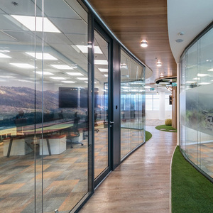 מחיצות זכוכית מעוקלות קיר זכוכית מעוגלת קיר עם דלת חוש אמנותי ייחודי חושי משרדים 108 מ "מ נוף מלא זכוכית כפולה - Product Image 5