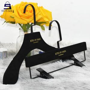 로고가 인쇄된 플로킹 의류 코트 바지 정장용 블랙 벨벳 옷걸이 - Product Image 1