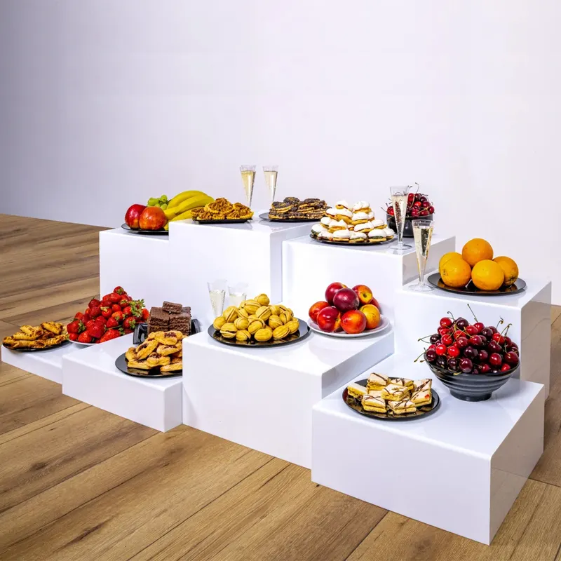 Juego de soporte de buffet de cubo de exhibición de acrílico blanco a medida, elevador de alimentos para eventos de Lucite para fiesta de boda