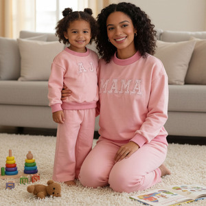 Conjunto a juego de mamá e hija, hecho a mano con bordado de letras, de algodón rosa, para Navidad, sudadera familiar, ropa de estar por casa. - Product Image 1