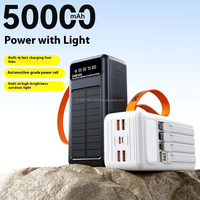 Banque d'énergie solaire de grande capacité 50000mah quatre ports USB intégrés 4 câbles chargeur solaire portable avec lampe de poche pour l'extérieur