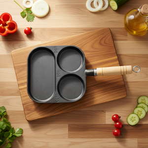La <span class=keywords><strong>plaque</strong></span> à œufs à fond plat <span class=keywords><strong>en</strong></span> <span class=keywords><strong>fonte</strong></span> au design moderne est équipée d'un manche <span class=keywords><strong>en</strong></span> bois et convient à la <span class=keywords><strong>cuisson</strong></span> et à la friture des œufs. - Product Image 1