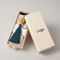 Boîte cadeau recyclable en carton kraft avec finition mate premium, type tiroir, pour marques de vêtements haut de gamme, avec logo.