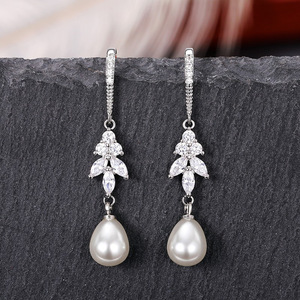 Eleganti Orecchini Pendenti Lunghi Effetto Perla per Donne, Gioielli alla Moda che Valorizzano il Viso - Product Image 3