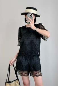 Completi Corti Estivi 2026 di Alta Qualità, Nuovi Set da Donna con Top a Maniche Corte Ricamato Traforato e Pantaloncini Neri con Inserti in <span class=keywords><strong>Pizzo</strong></span> - Product Image 5