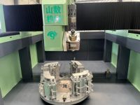 Machine CNC 5 axes pour le travail du bois, rampe d'escalier en bois massif 360° °   Centre d'usinage CNC à double broche de table rotative