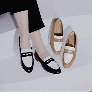 Punta redonda de papel Premium Amortiguación Peso ligero Transpirable Comodidad Material de PU Mujer Slip-On Design PU Mocasines - Product Image 1